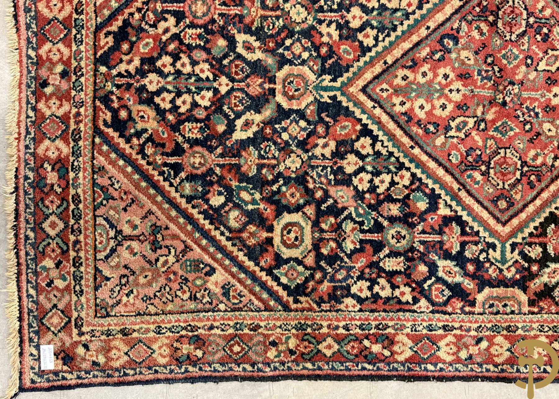 Drie oosterse handgeknoopte tapijten met blauwe fond