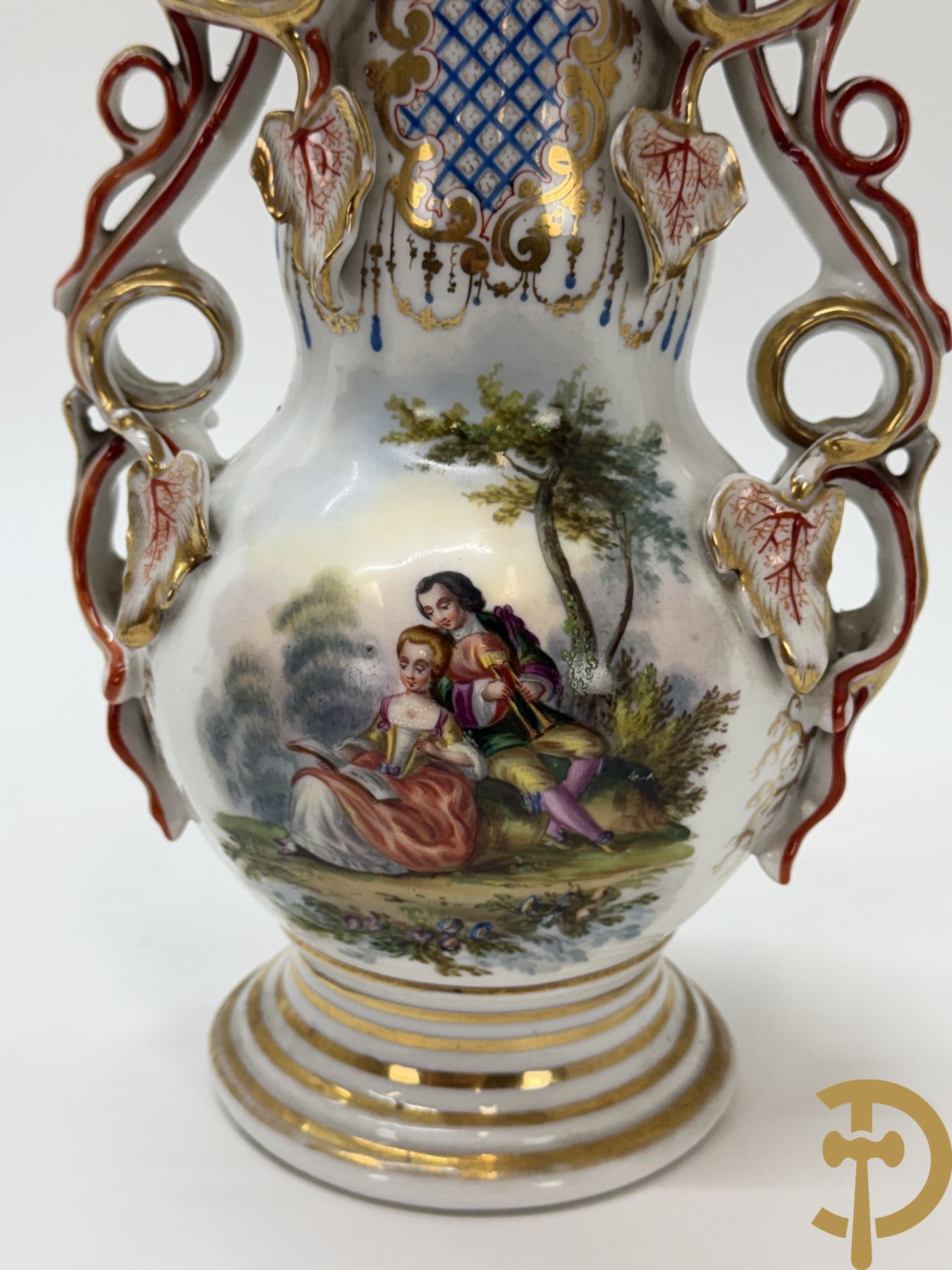 Paar Vieux Paris vazen met romantisch handbeschilderd tafereel