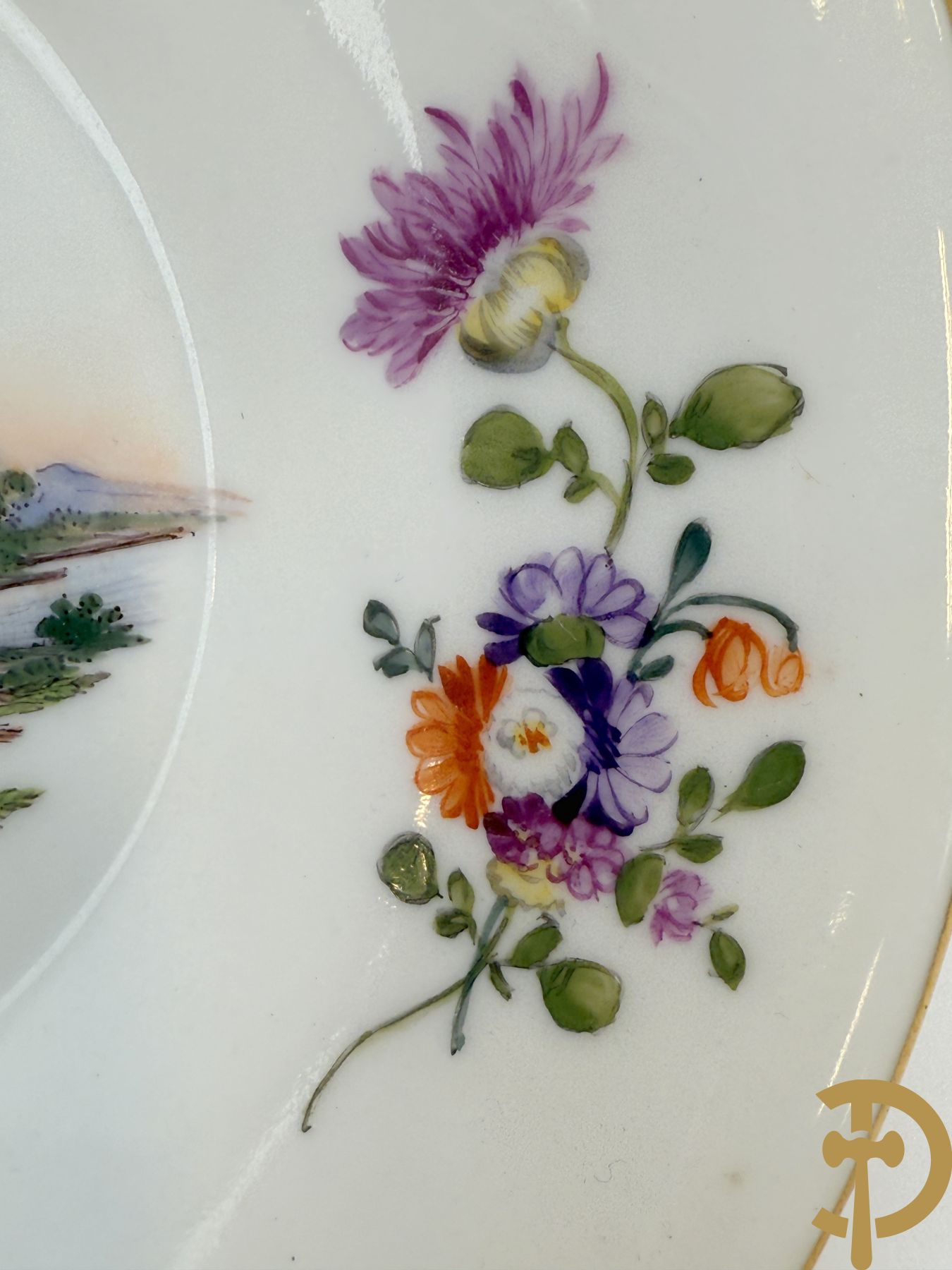 Porseleinen kopje met schoteltje met zeer fijn handbeschilderd geanimeerd landschapsdecor omgeven door bloemen, onderaan gemerkt Sint Petersburg (Alex I 1801-1825)