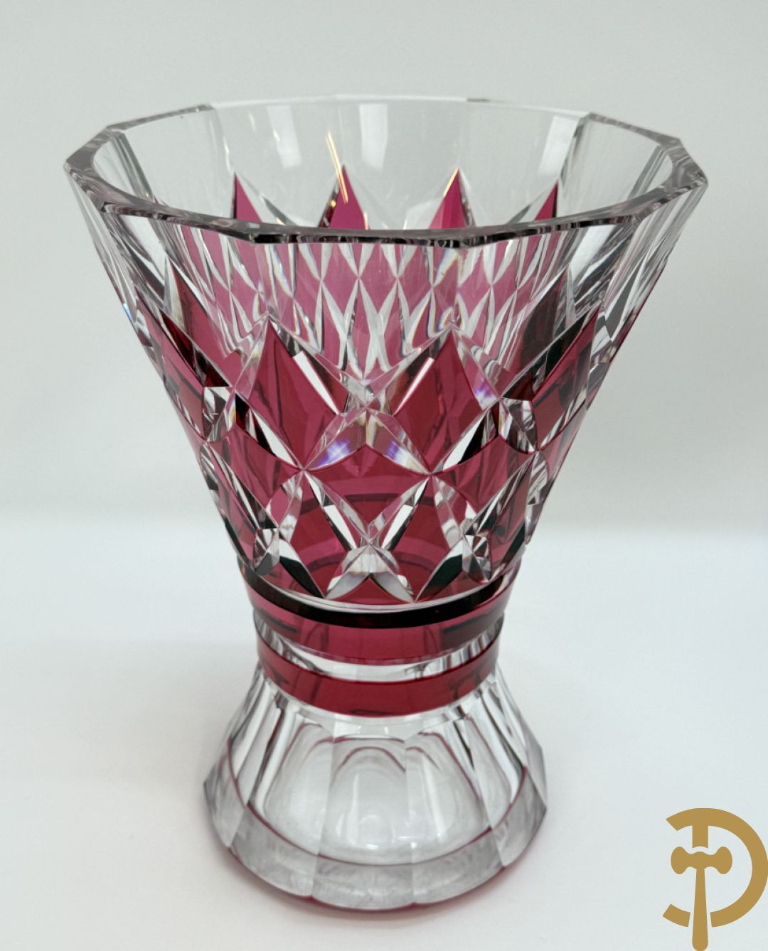 Gekleurde bolvormige kristallen handgeslepen Val-Saint-Lambert vaas, gemerkt 1197 + groene krsitallen Val-Saint-Lambert vaas + rode geslepen Val-Saint-Lambert vaas