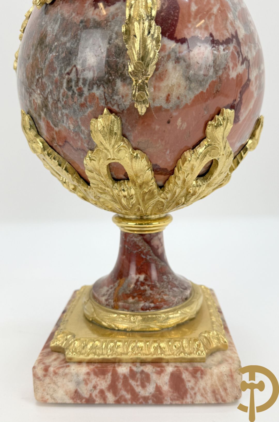 Paar marmeren cassolettes met zwanehalzen en guirlandes