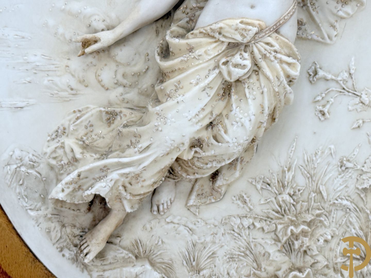 Paar ovale porseleinen plakkettes met elegante dame in bloemenveld