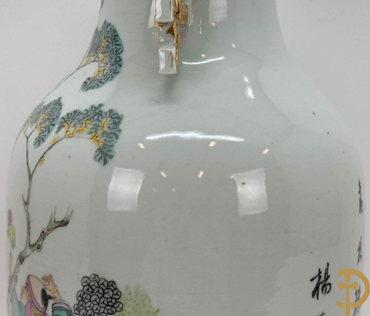 Chinese porseleinen vaas met decor van wijsgeer omgeven door kinderen