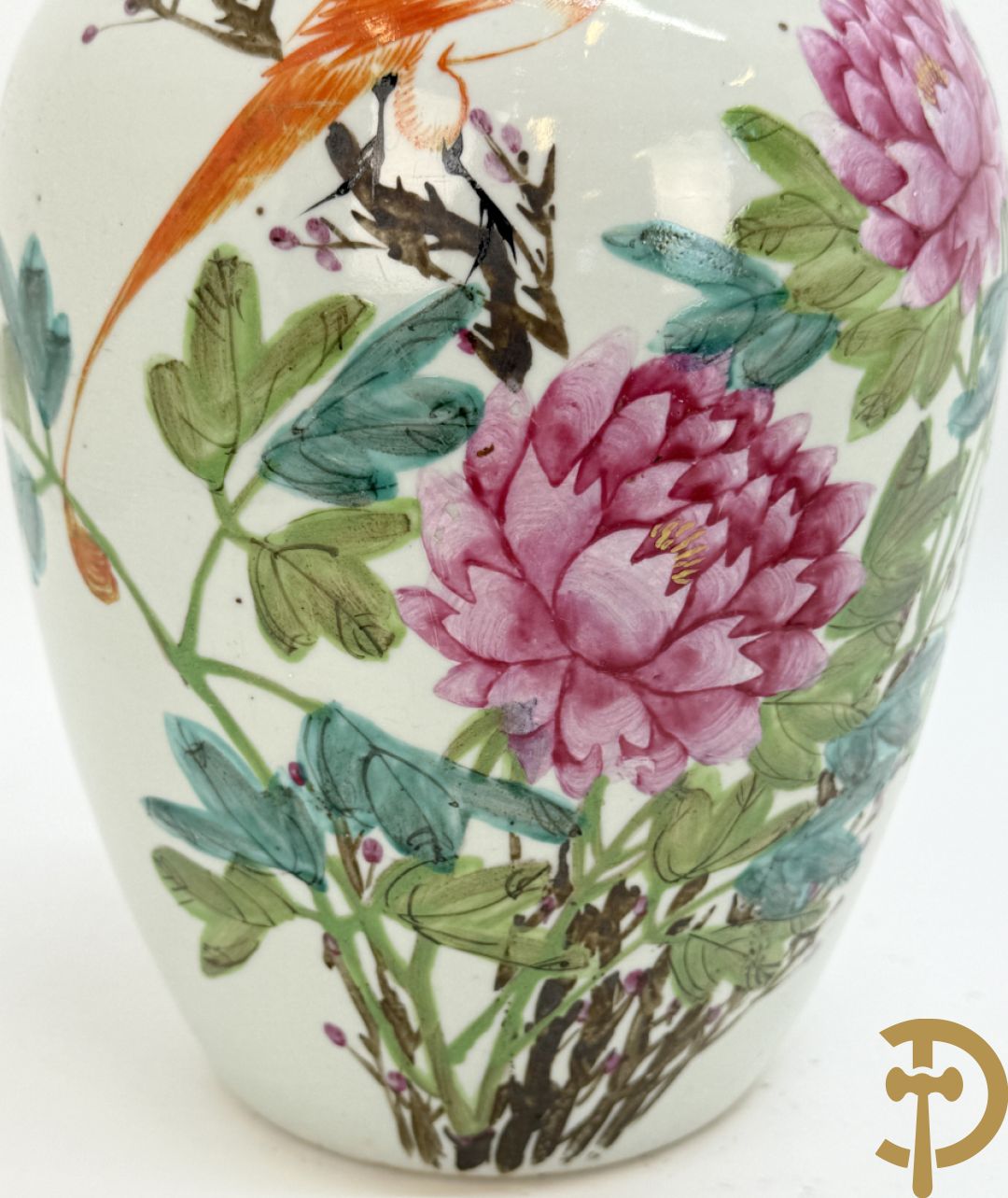 Drie Chinese porseleinen dekselpotiches met vogel- en bloemendecor