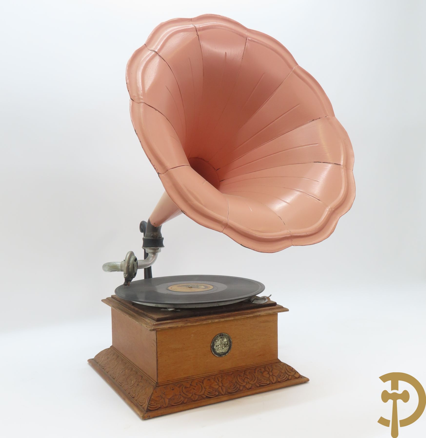 Oude grammofoon met beschilderde roze hoorn, Antoria