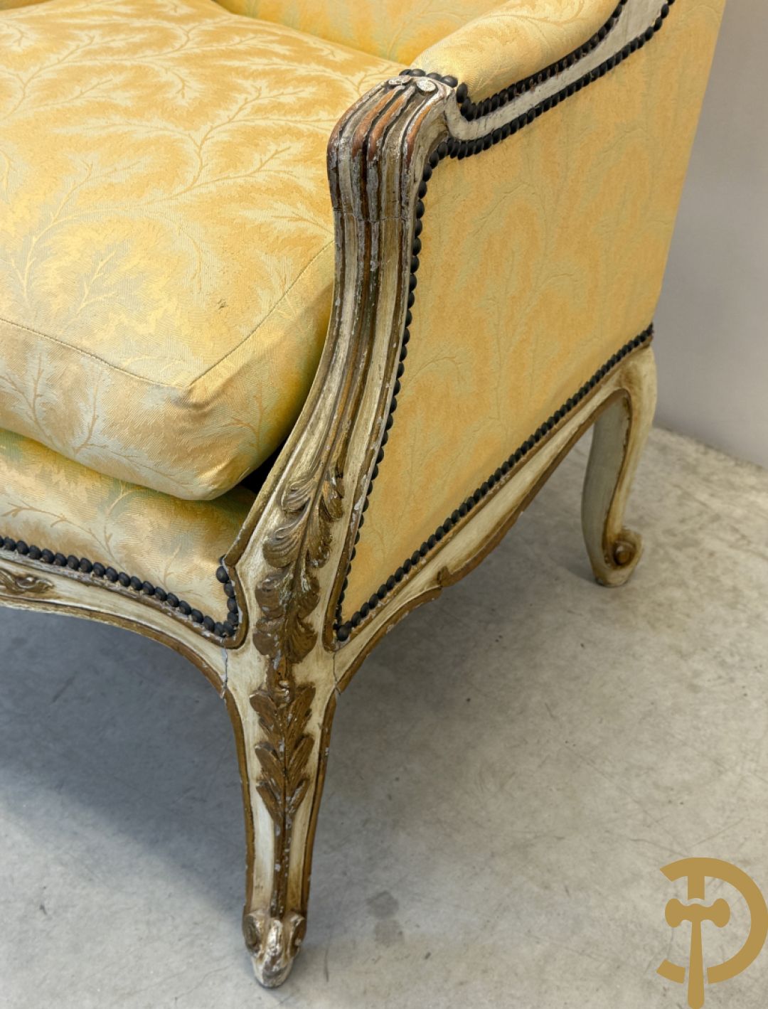 Paar Louis XV bergères met wangen, gesculpteerde accanthusranken en bloemenmotieven