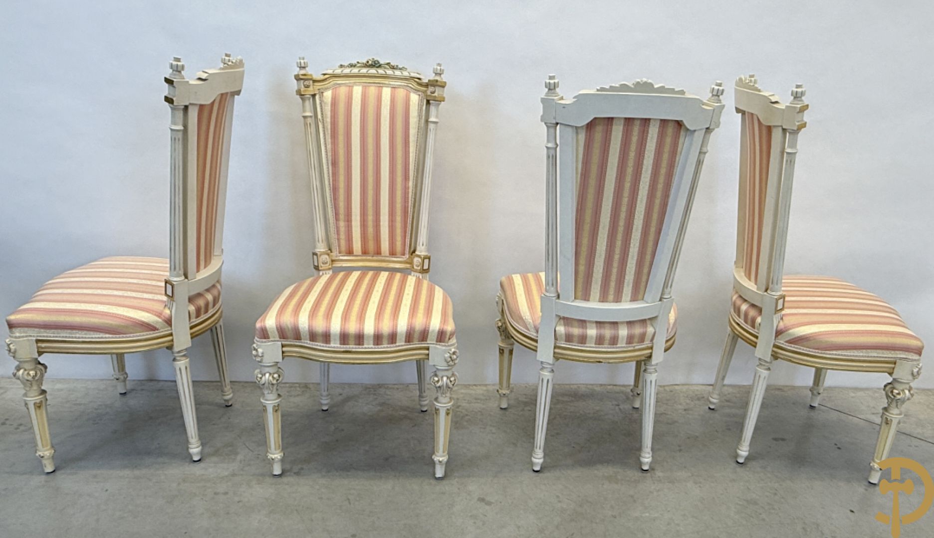 Italiaanse eetkamer met beschilderd bloemenmotief bestaande uit vierdeursdressoir met beschilderde bloemenmotieven, accanthusranken en glazen blad, tafel op gesculpteerde poten en 6 stoelen