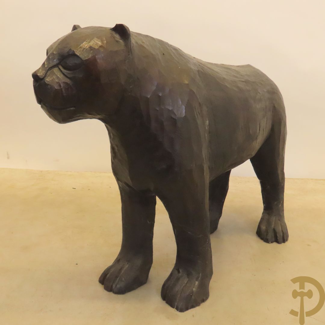 Kareem I.A. getekend onderaan : Houtgesculpteerde en gepatineerde panter