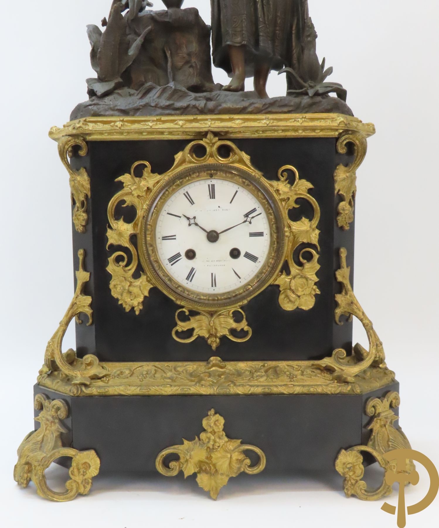 Napoleon III pendule met zwarte marmer, bovenaan bekroond met dame met amfoor en geflankeerd door paar bronzen kandelaars