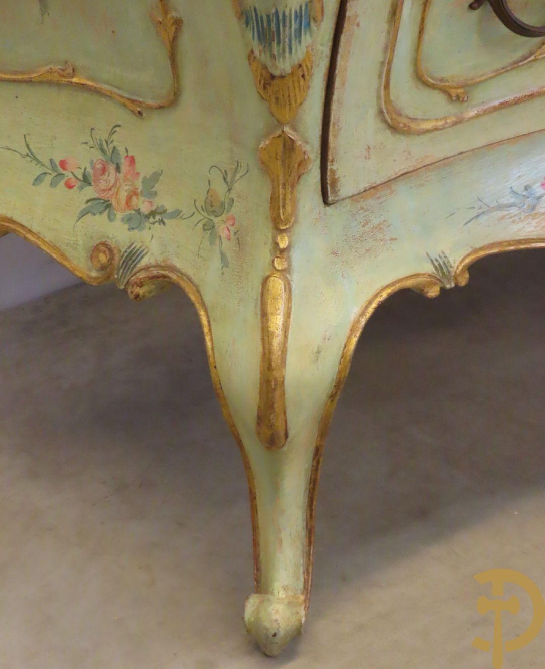 Gegalbeerde tweeladencommode op voluutvormige poten met verguld en beschilderd bloemendecor