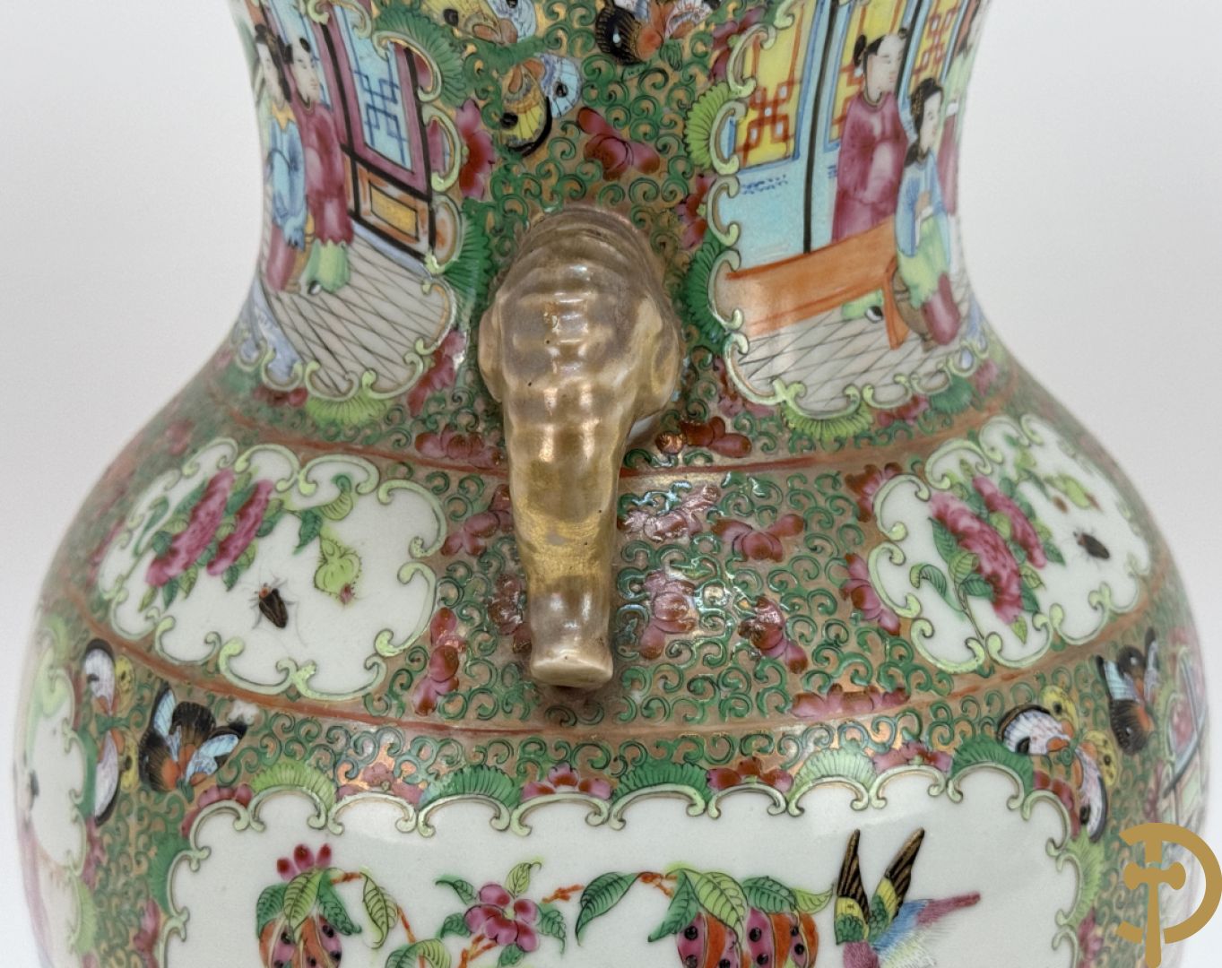 Chinese porseleinen Kantonvaas met geanimeerde taferelen, bloemen, vogel en vlinderdecor