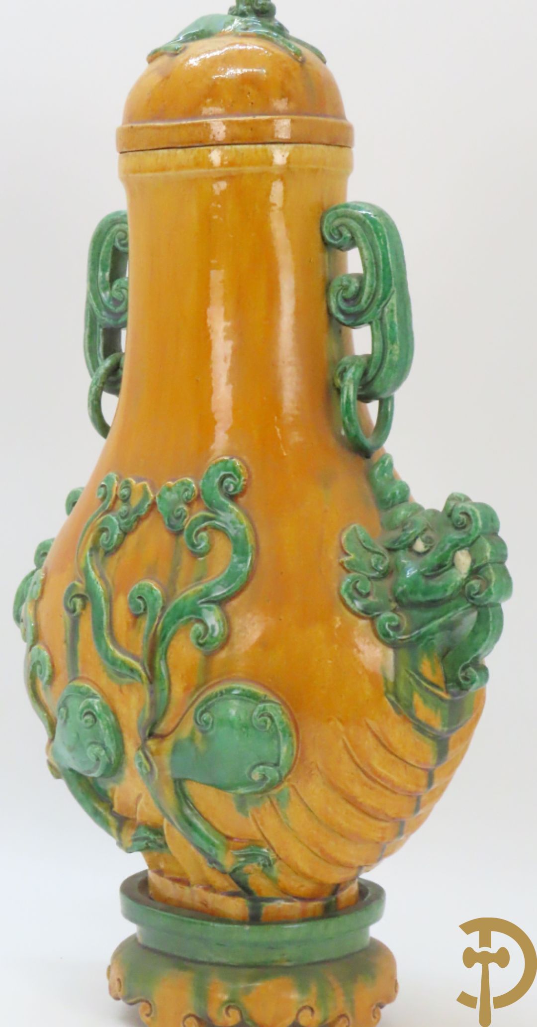 Geglazuurde Chinese aardewerken dekselvaas met fo honden en plantenmotieven