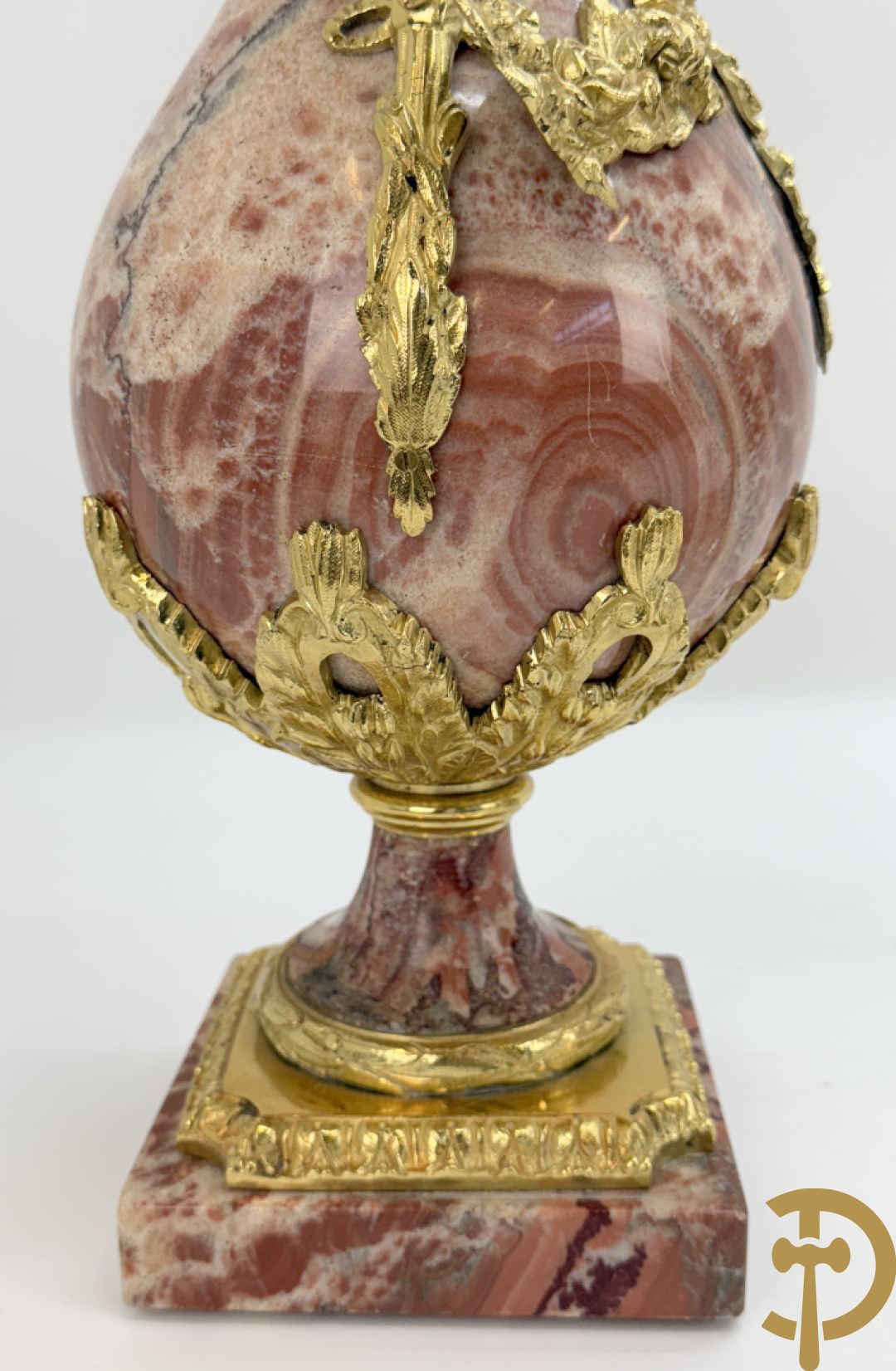 Paar marmeren cassolettes met zwanehalzen en guirlandes