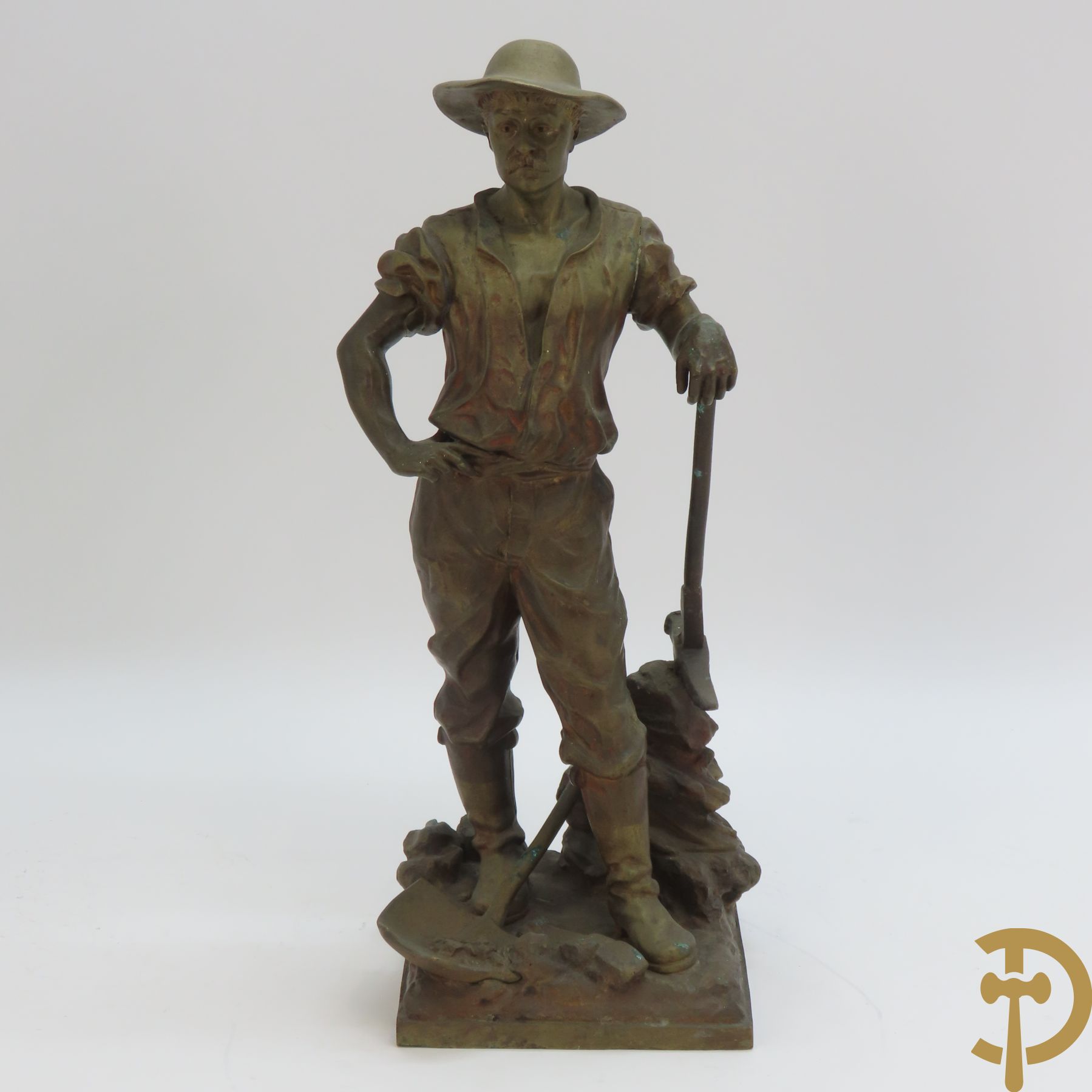 LEVY Ch. get. 'Man met houweel en schop' bronzen beeld