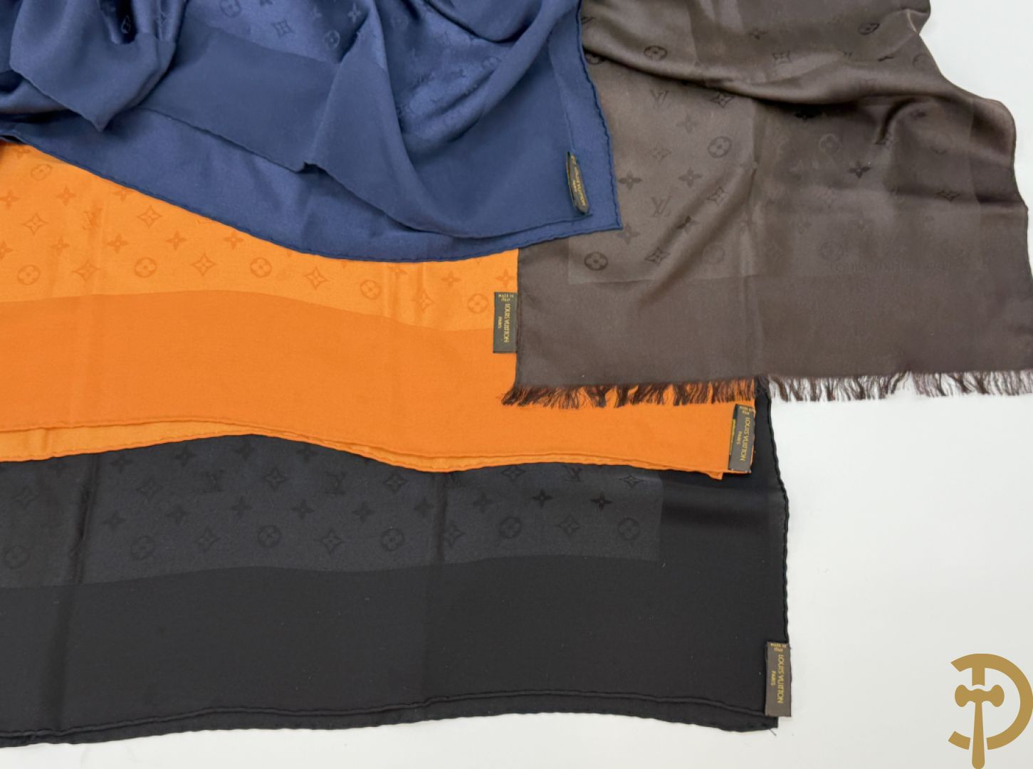 5 foulards Louis Vuitton (bruin, oranje, blauw en 2 zwarte)
