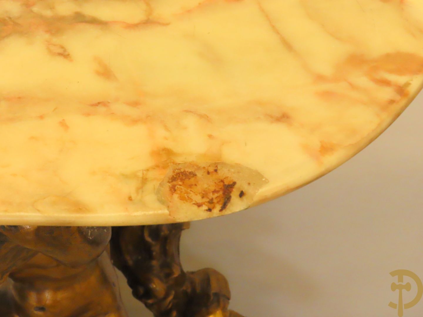 Twee vergulde consooltjes met cupido