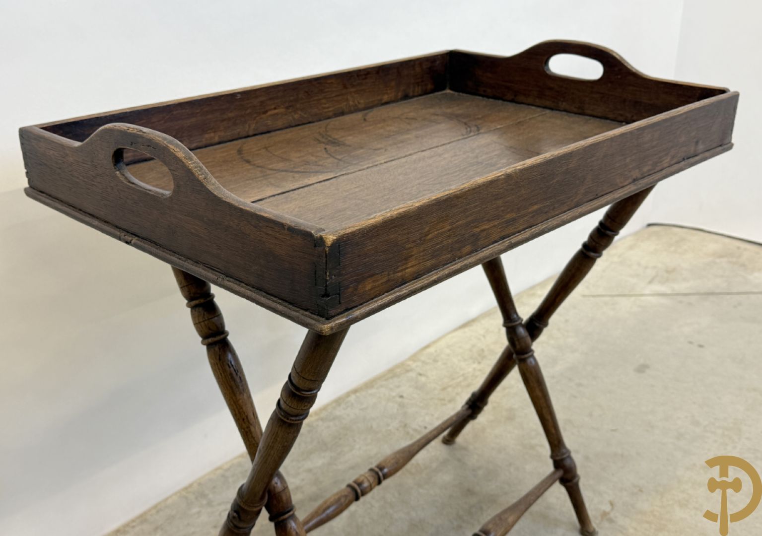 Engelse butlertray met rechthoekige plateau en Engelse butlertray met ovale plateau