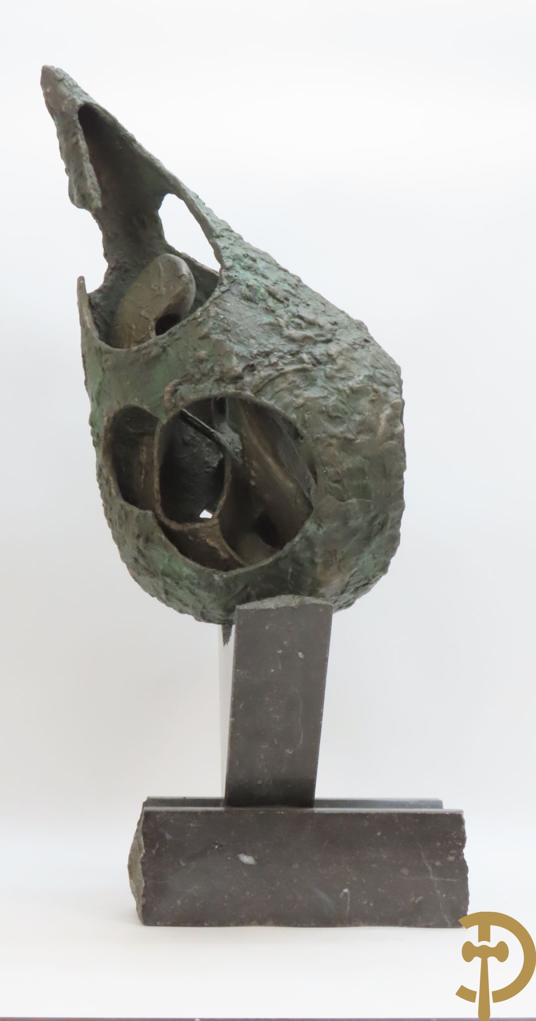 LAMPENS Mark getekend op arduinene sokkel - Kegelvormige bronssculptuur met grillig rolwerk