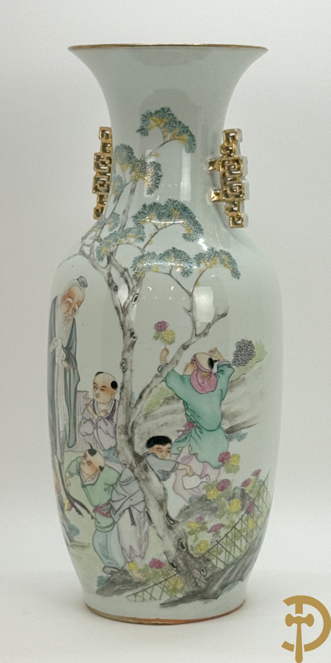 Chinese porseleinen vaas met decor van wijsgeer omgeven door kinderen