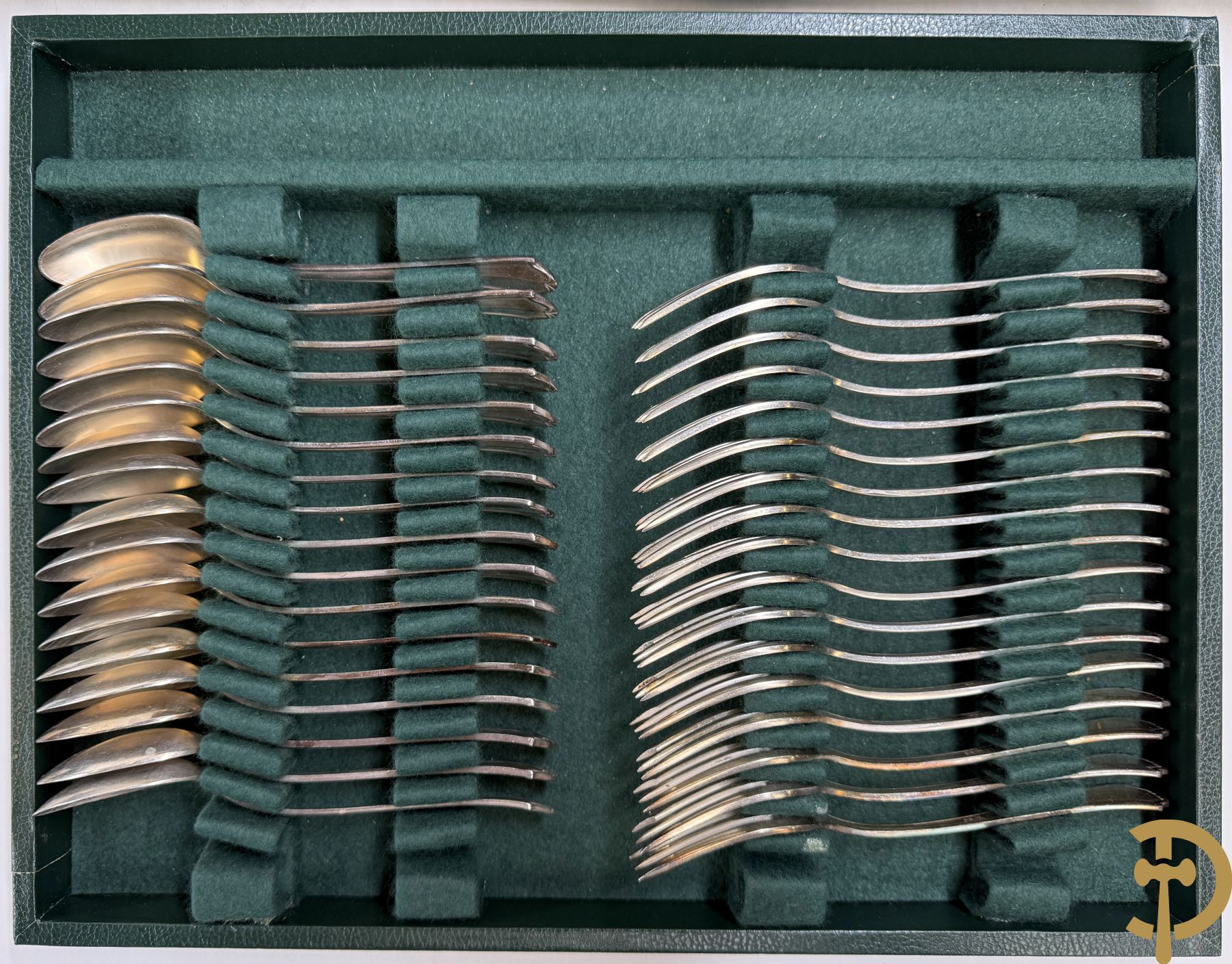 Verzilverd bestek 100/1000 bestaande uit 9 reeksen van 12 en 16 losse stukken