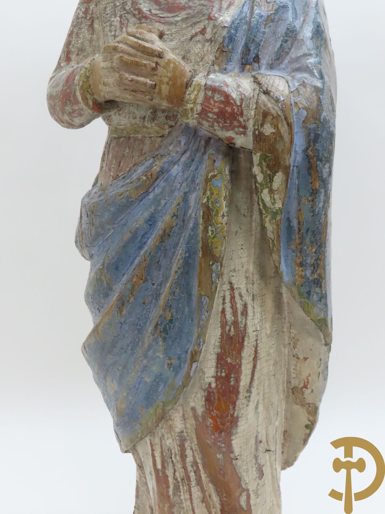 Europese houtsculptuur van staande Madonna met polychromieresten, 18e