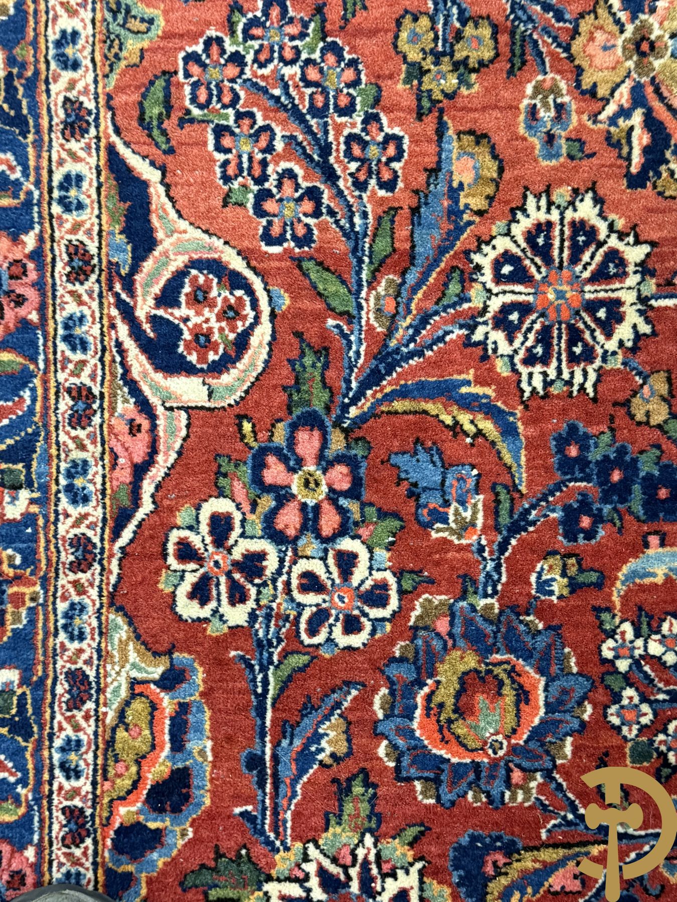 Oosters handgeknoopt tapijt met bloemenmotieven op rode fond