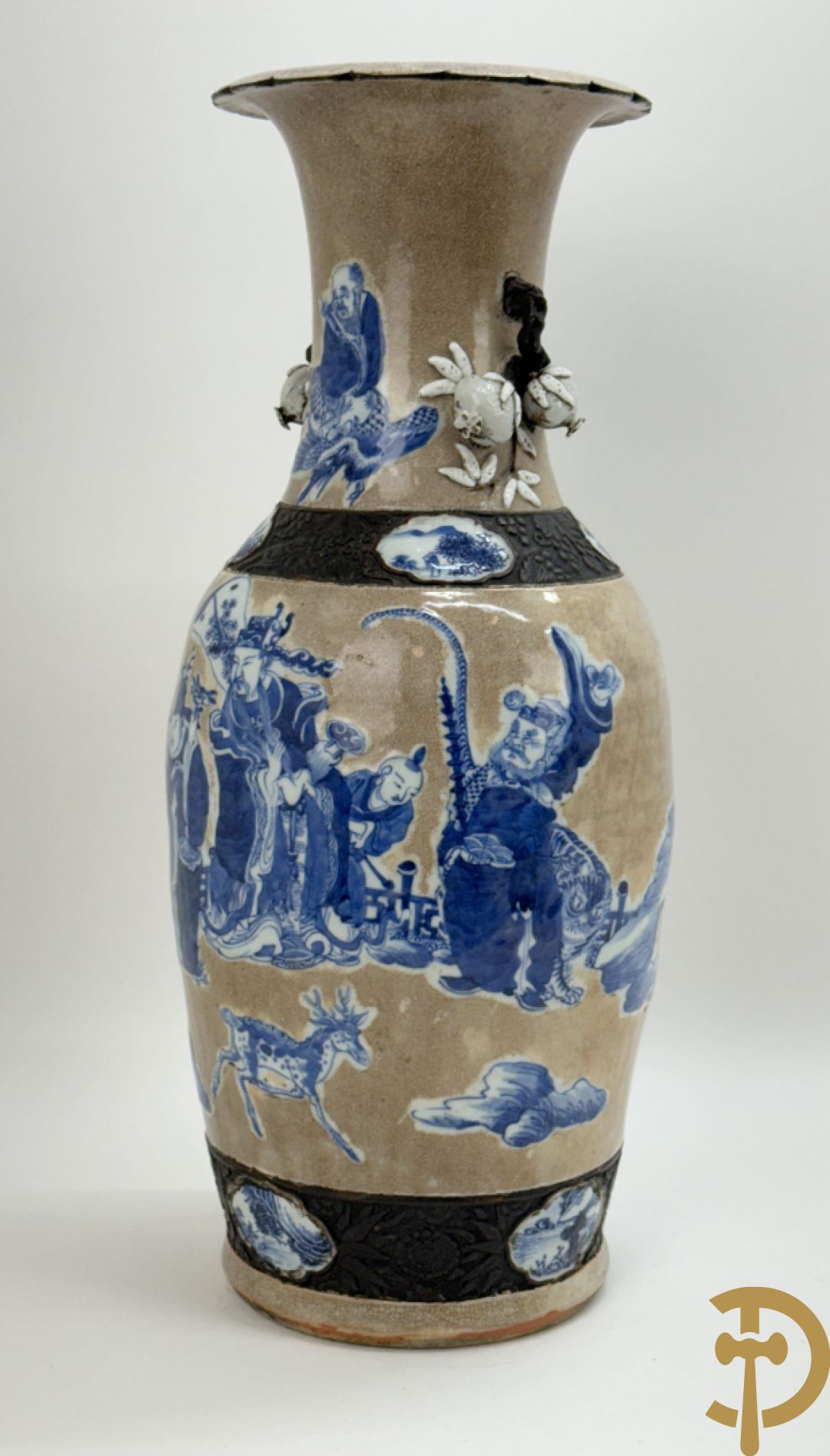 Antieke Chinese Nankin vaas met decor van wijsgeren, onderaan bezet met hert en bovenaan met pioenrozen