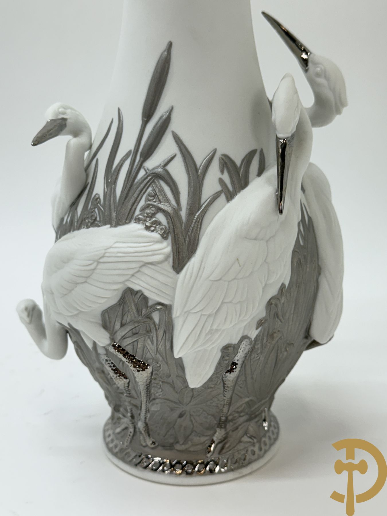 Porseleinen siervaas met decor van 5 zwanen in het riet, Lladro getekend