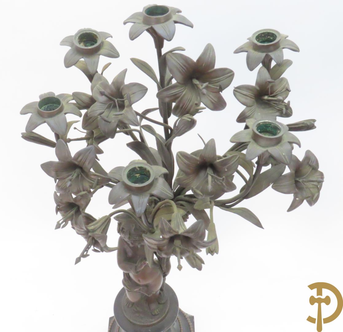 CLODION getekend - Paar elegante bronzen dames met tambour en fruit, geflankeerde door jonge faune, op marmeren klokstel - opgebouwd als garnituur met 2 kandelaars met bronzen kindjes dragende een toorts met bloemen en kaarsen