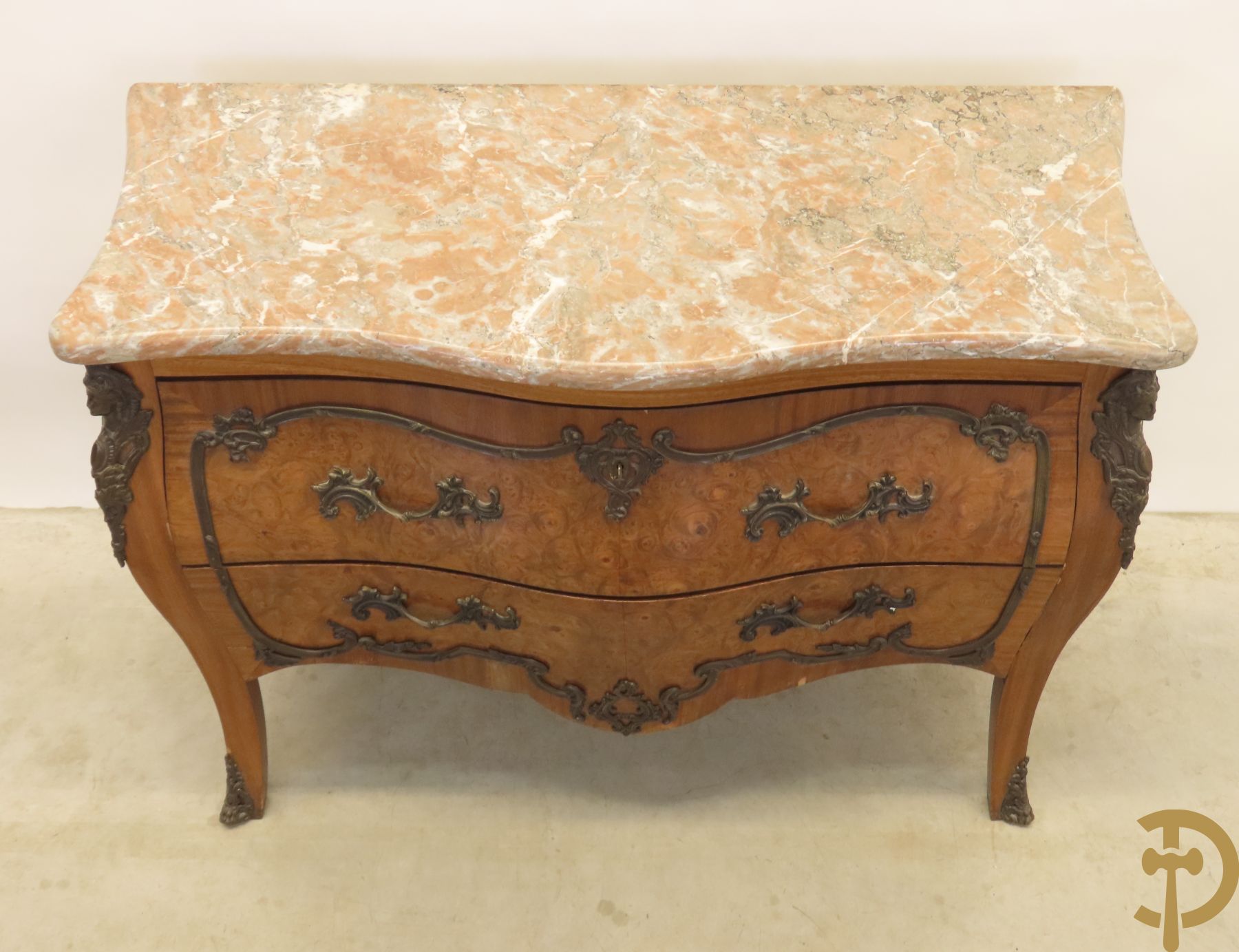 Wortelnotehouten gegalbeerde tweeladencommode met bronzen accanthusranken op lades, bronzen trekkers en dameshoofden opzij