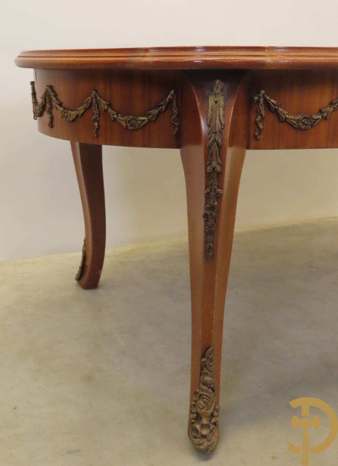 Notelaren ovale salontafel bezet met bronsbeslag