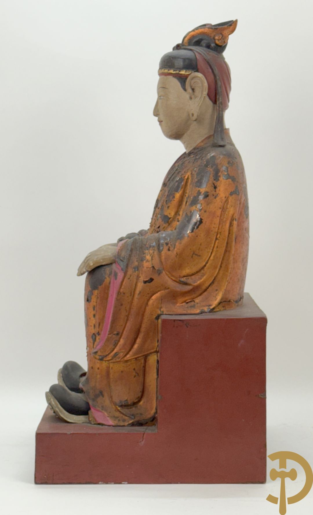 Houtgesculpteerd en gepolychromeerd zittend boedhistisch figuur