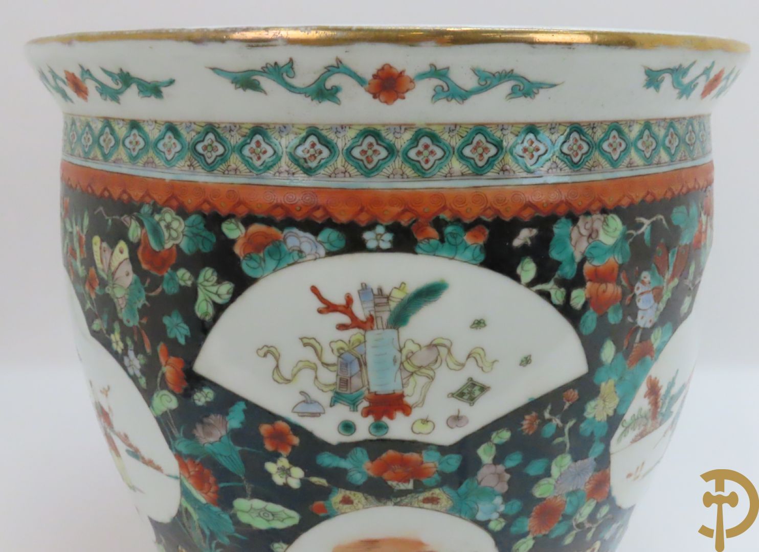 Chinese porseleinen cachepot met geanimeerd decor op zwarte fond met bloemen