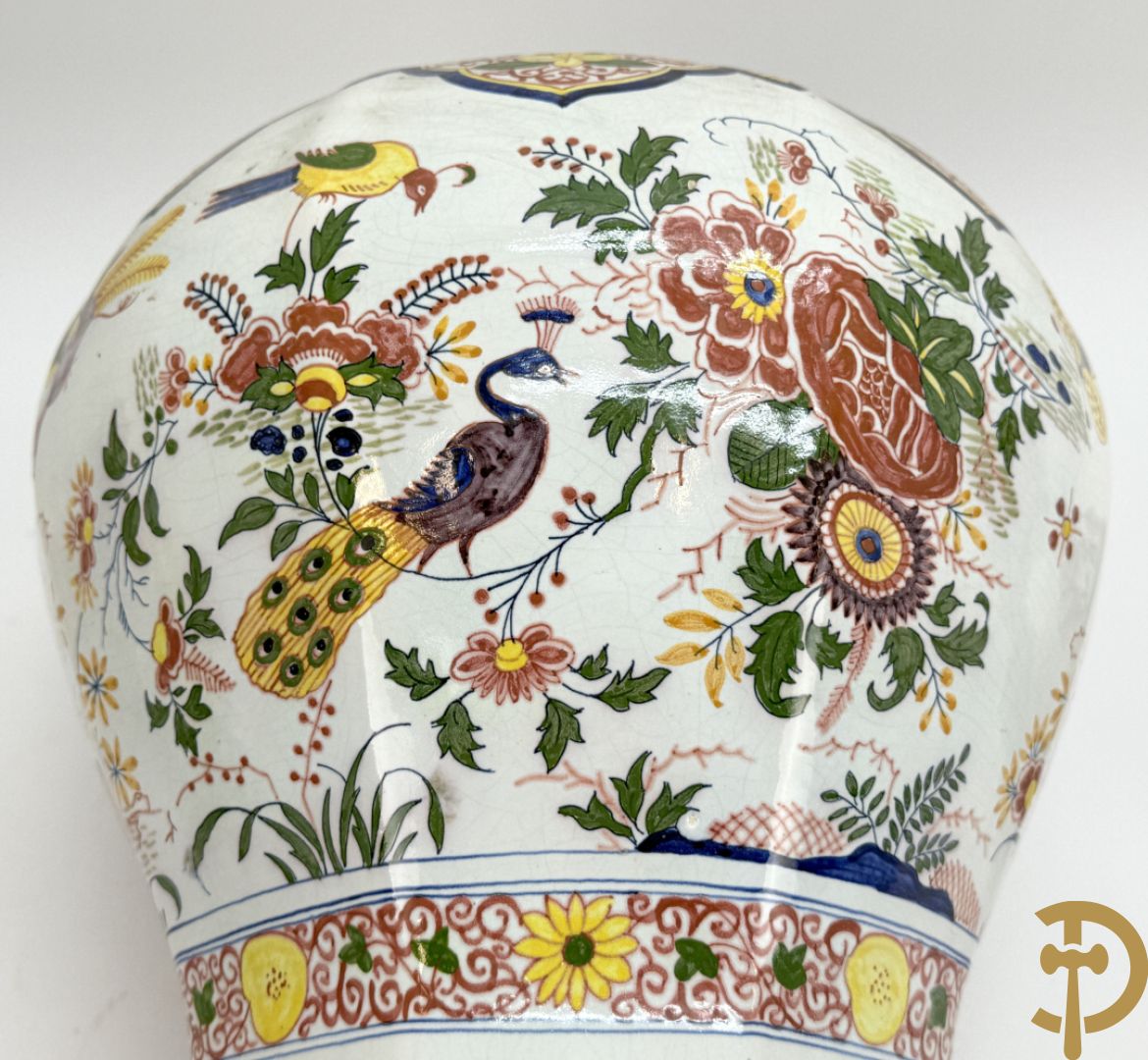 Driestel in polychrome faience met decor van vogels en bloemen bestaande uit dekselpotiche geflankeerd door 2 knobbelvazen, Boch 104/5
