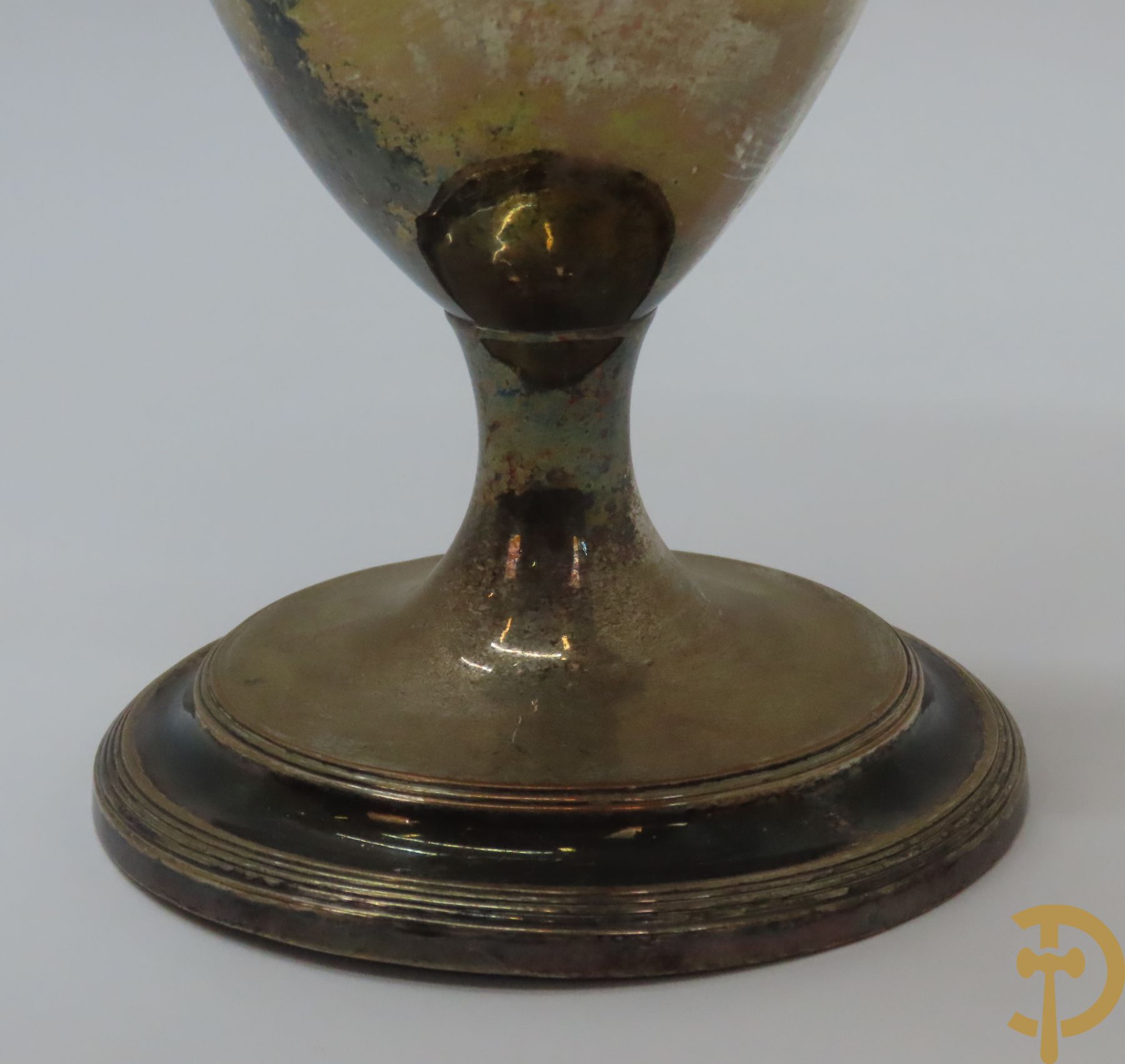 Verzilverd koffiestel MFD & Plated by Reed & Barton 2046 bestaande uit koffiekan, melkkan en suikerpot met ovale medaillons + verzilverde coupe met eekhoorn en rocaille + verzilverde coupe met glas + Verzilverde schenkkan met houten handvat