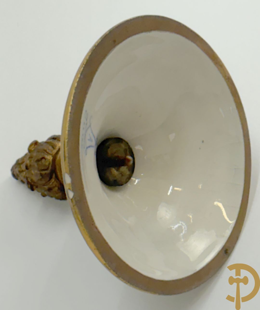 Porseleinen driedelige Sèvres cassolettes met decor van muciserende en dansende personages op groene fond, Aly getekend, gemerkt Sèvres