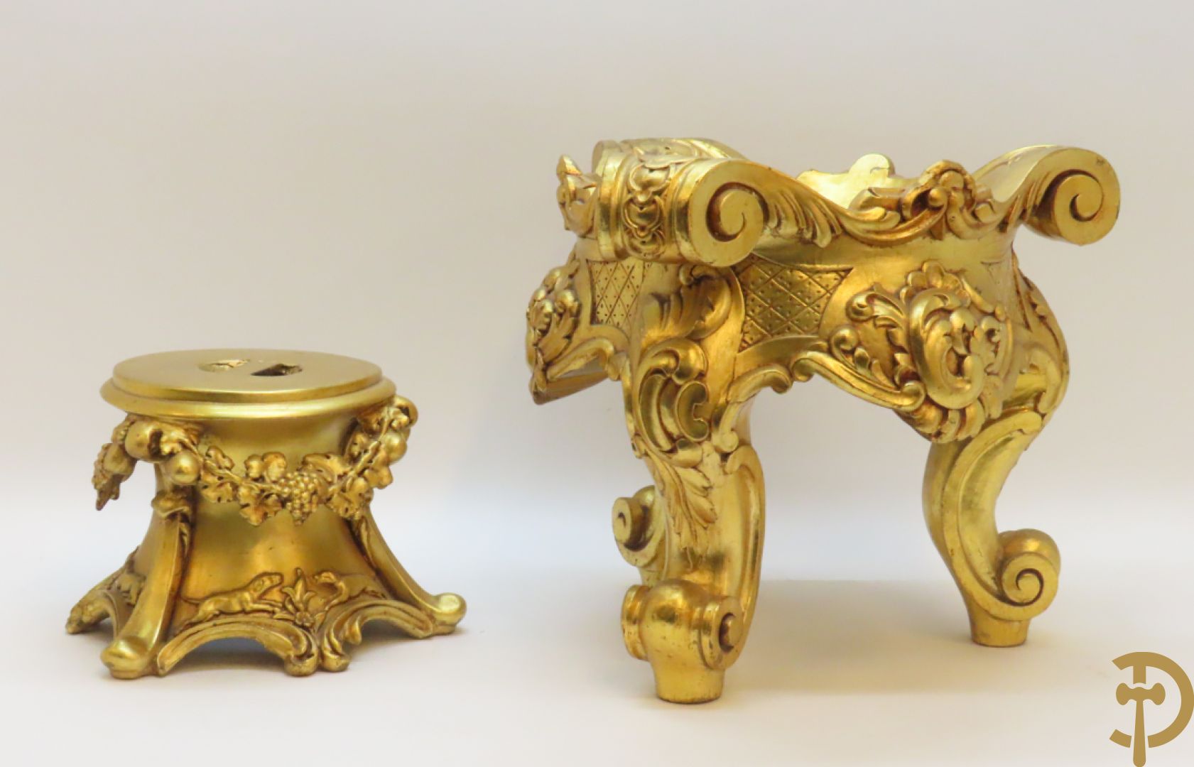 Twee vergulde sokkels met accanthusranken