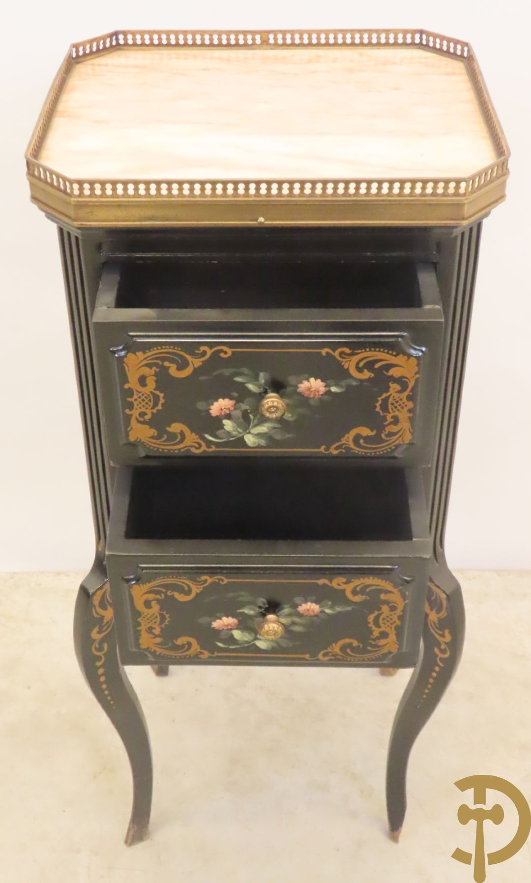 Zwart gelakt bijzetkastje met  2 lades beschilderd met bloemenmotieven, bovenaan met marmeren blad