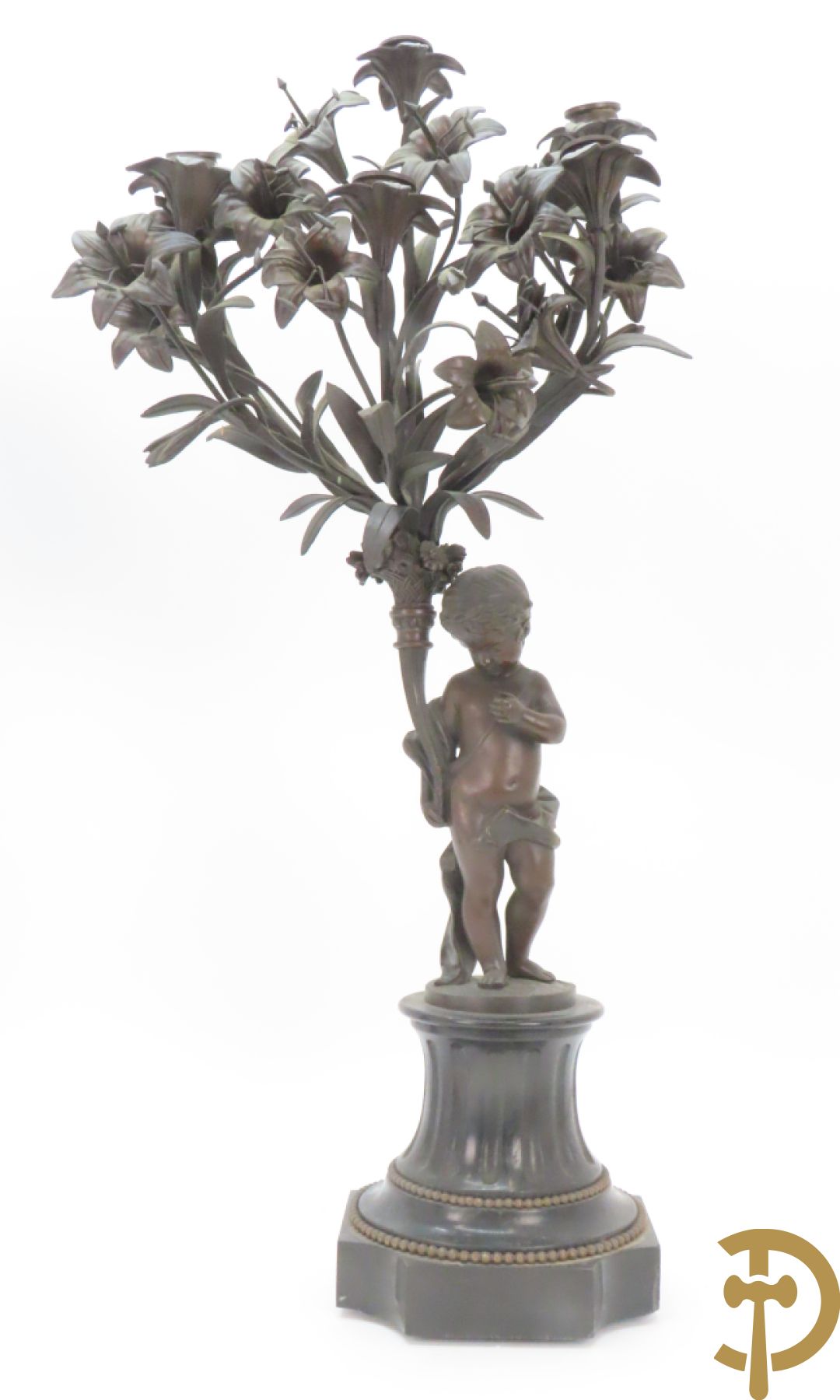 CLODION getekend - Paar elegante bronzen dames met tambour en fruit, geflankeerde door jonge faune, op marmeren klokstel - opgebouwd als garnituur met 2 kandelaars met bronzen kindjes dragende een toorts met bloemen en kaarsen