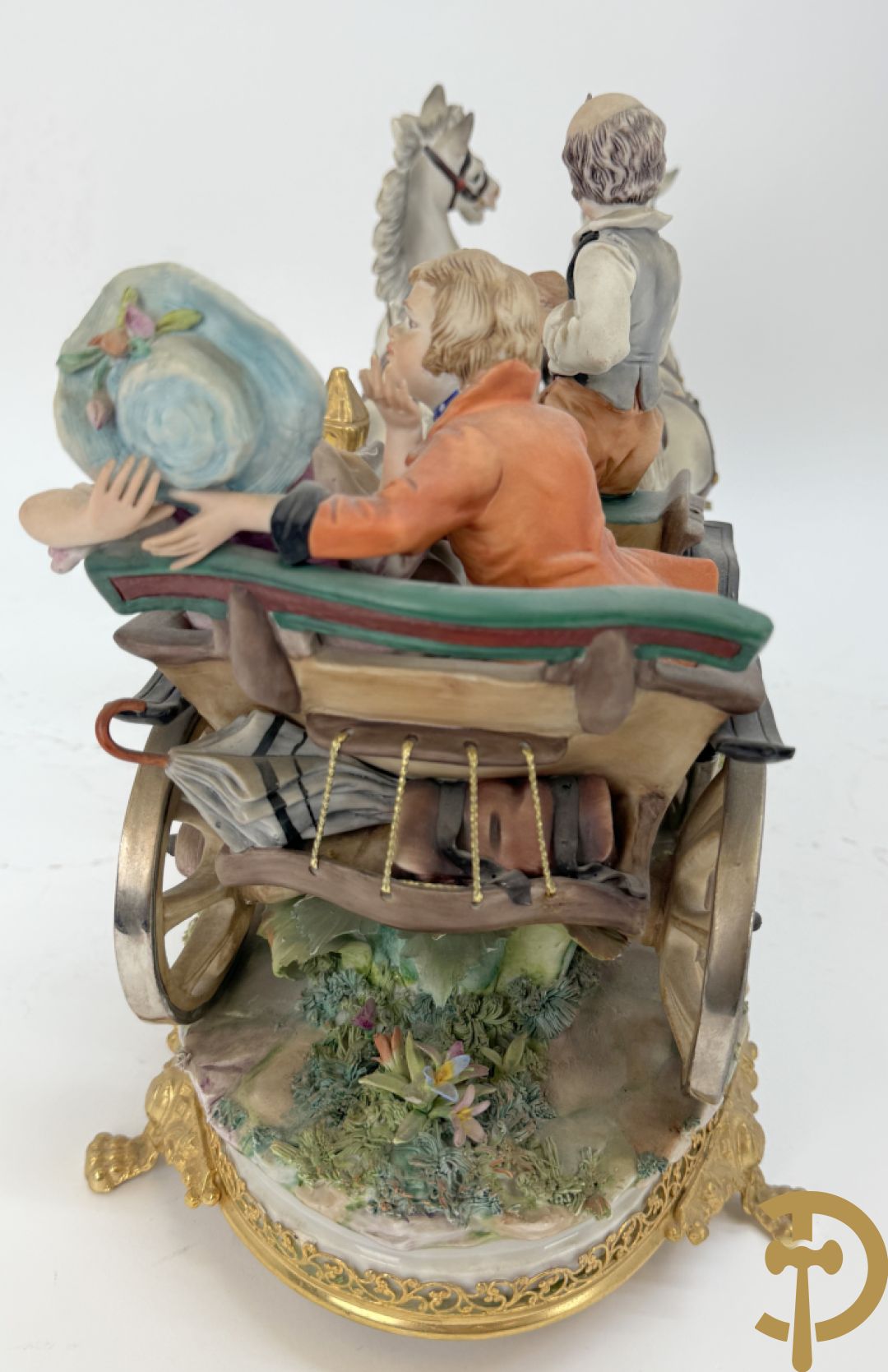 Zes porseleinen groepen Capo di Monte : Paarden met koets, oude man op bank, dame met kinderen, cupido