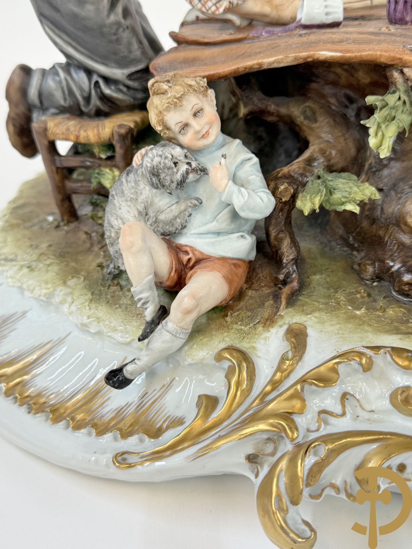 Twee grote Italiaanse groepen in 
gekleurde biscuit : jongens plukken appels - onderonsje aan tafel + 4 groepen in gekleurde Italiaanse biscuit