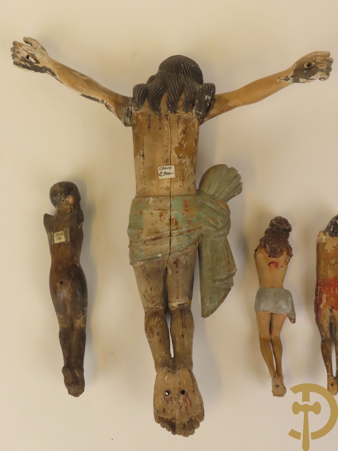 Vier houtgesculpteerde corpussen