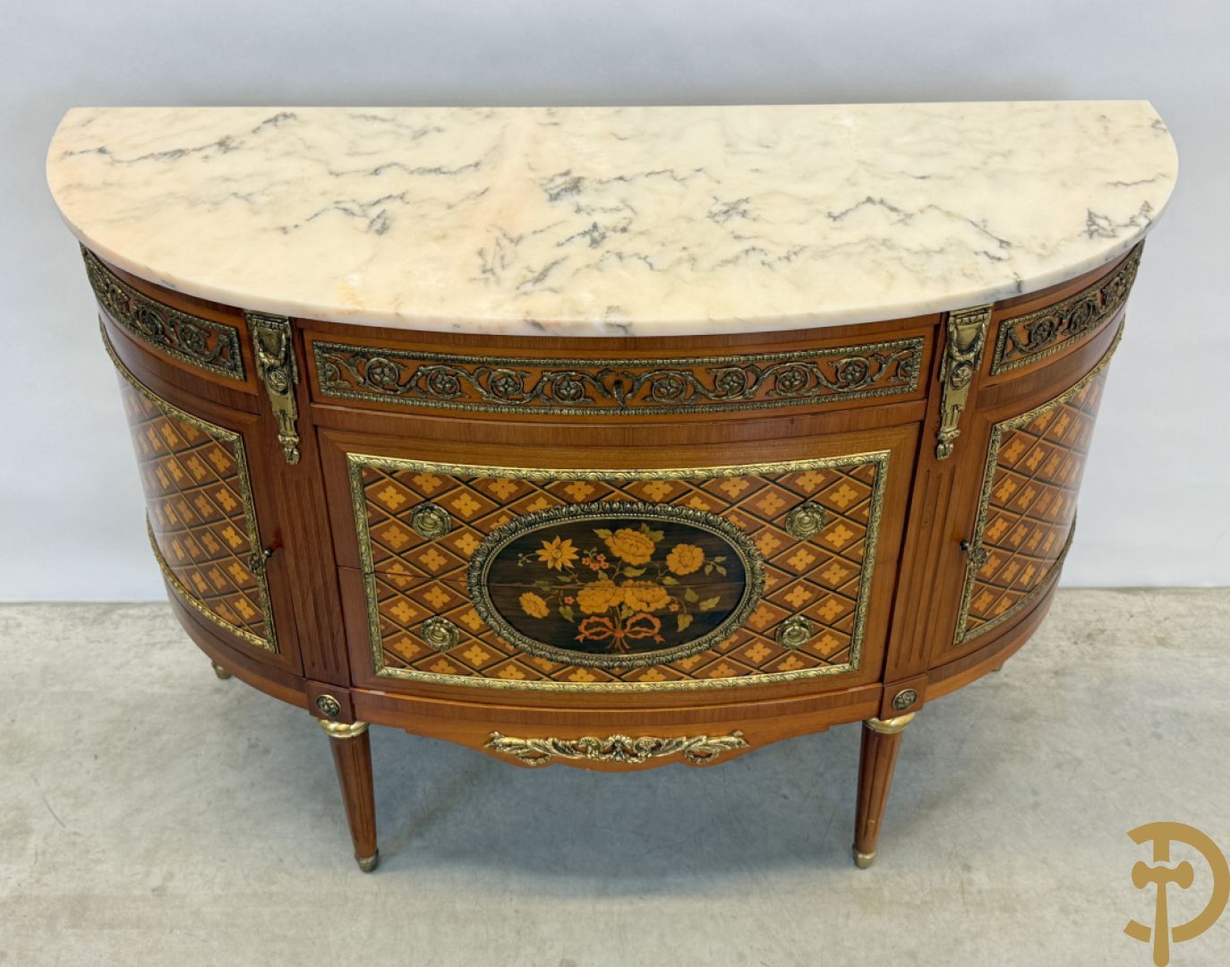 Halve maanvormige drieladencommode met 2 zijdelingse deuren, gemarketteerde bloemenmotieven en bronzen ornamenten, bovenaan bezet met marmeren blad