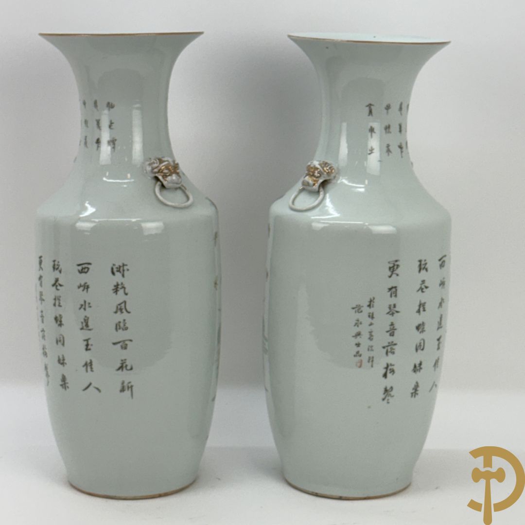 Paar Chinese porseleinen vazen met decor van dames in landschap