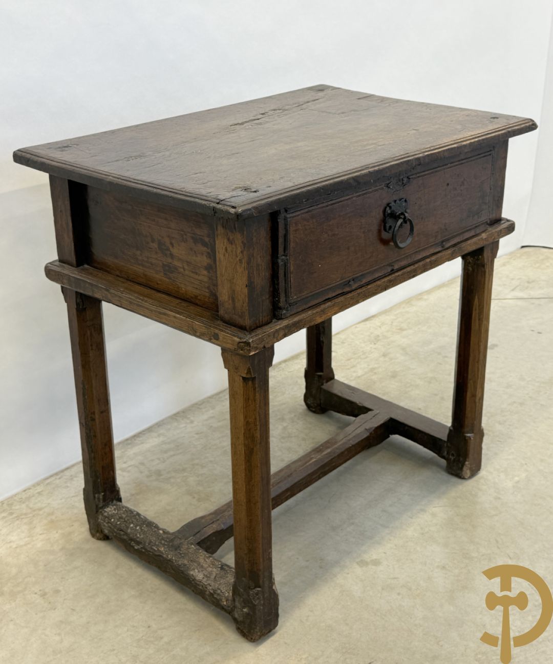 Massief eiken landelijke bijzettafel met lade en smeedijzeren trekker op verjongende poten