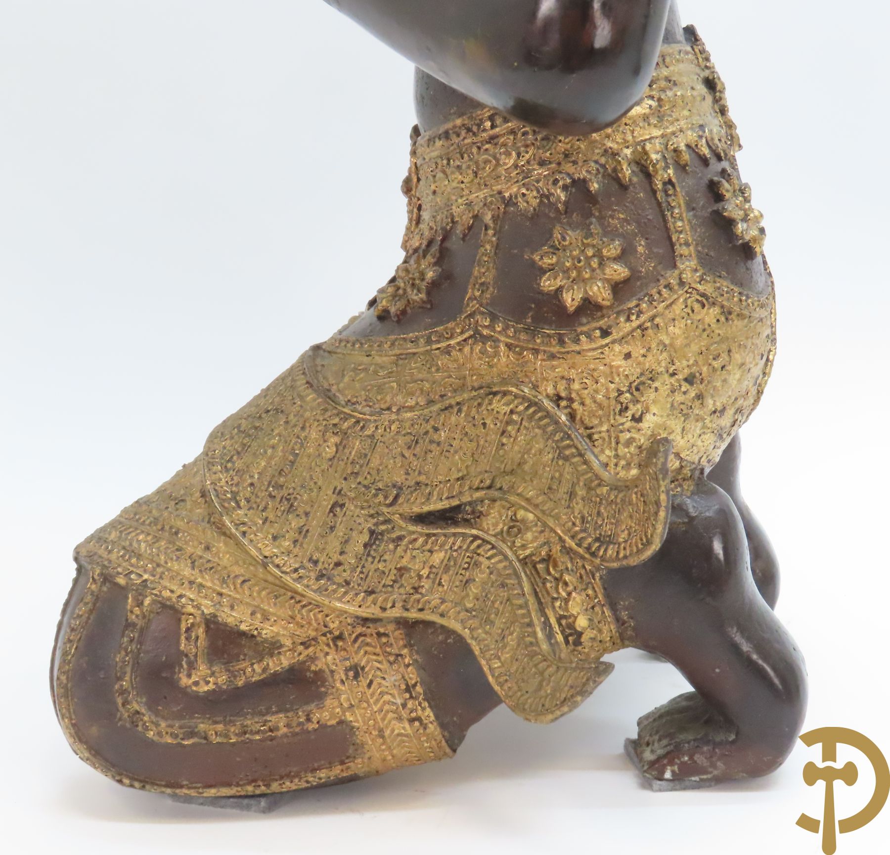 Bronzen geknielde zittende boedhistische figuur met vergulde ornamenten