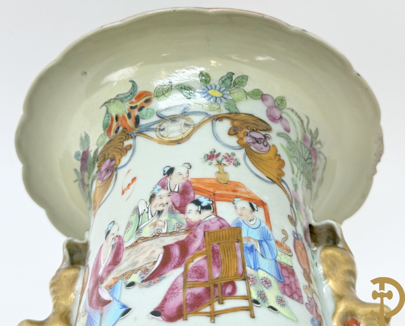 Chinese porseleinen Kanton vaas met geanimeerde hoftaferelen, natuurmotieven, fauna en floradecor