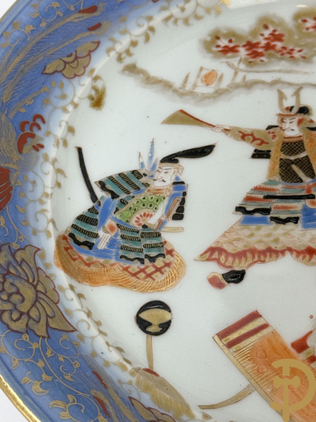 Paar Japanse meerkleurige porseleinen schalen met krijgerdecor op voet