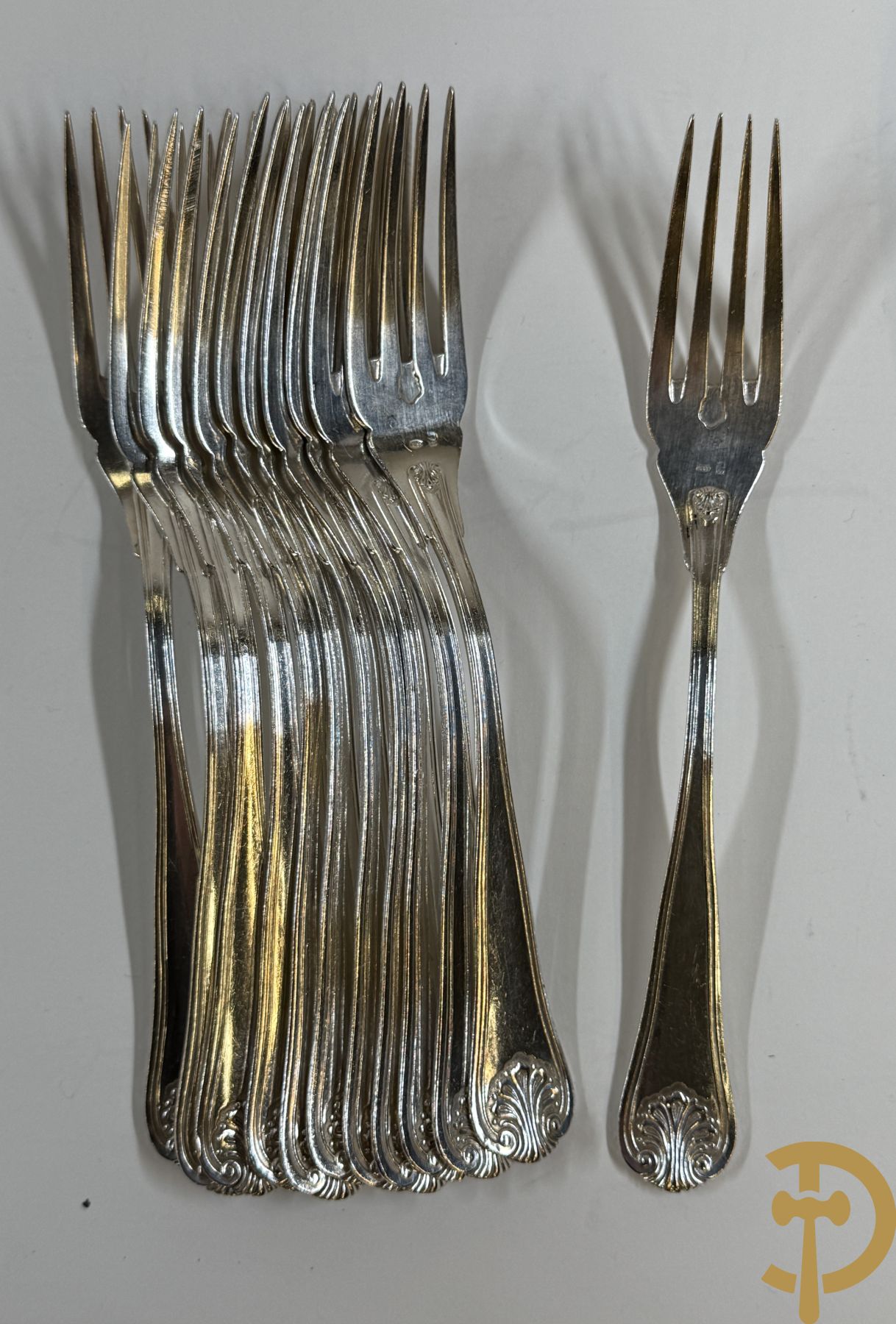 Massief zilveren bestek Wolfers bestaande uit 12 vorken (979 gram), 12 lepels (1028 gram), 11 messen, 12 visvorken (553 gram), 12 vismessen (690 gram), 12 dessertmessen, 10 koffielepels (296 gram), 12 ijslepels (369 gram), 3 botermesjes en scheplepeltje (165 gram), 5  grote stukken (samen 557 gram) waarvan slacouvert, 2 taartscheppen en wildvork + sauslepel met zelfde decor maar Metal Blanc