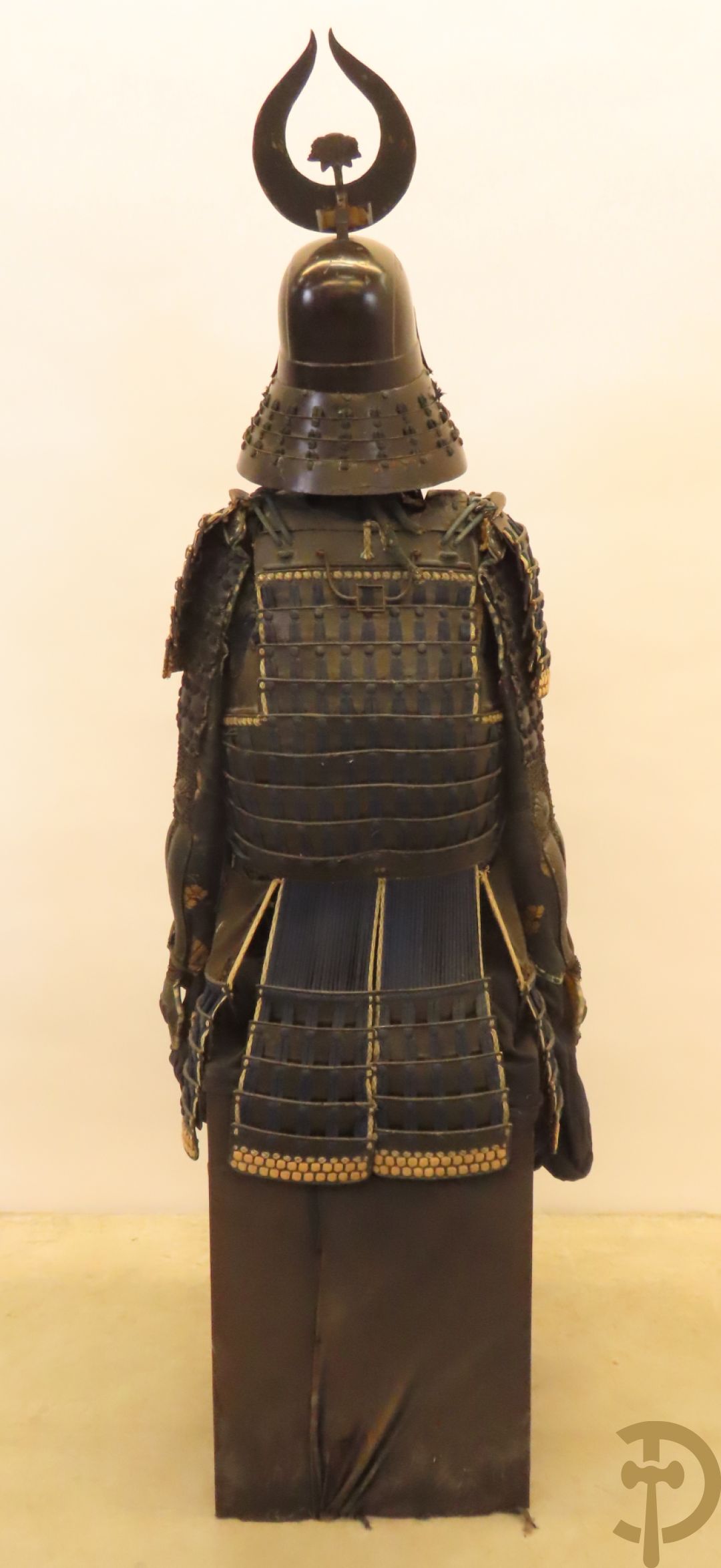 Antieke Aziatische samurai uitrusting op sokkel bestaande uit Nerikawa van leder (verschillende leeftijden)